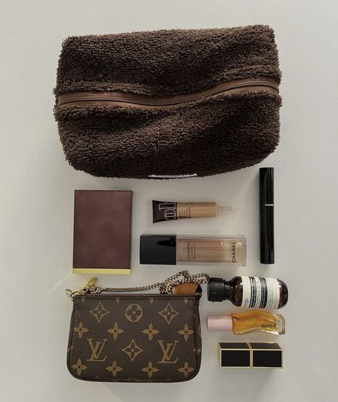 What’s in my makeup bag Louis Vuitton makeup bag pouch aesthetic White poplin dress Victoria secret Angel Paris outfit check ootd GRWM aesthetic old money summer dress Makeup Pouch Aesthetic, November Photoshoot, Vanity Pouch, Makeup Bag Essentials, Inside My Bag, Brand Shoot, Makeup Aesthetic, Flower Therapy, What In My Bag