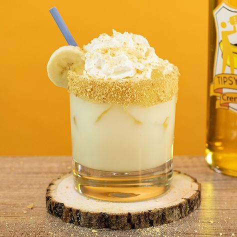 Banana Cream Pie - Tipsy Bartender Martini Flavors, Cookie Milkshake, Whipped Cream Vodka, Easy Holiday Desserts, Rum Cream, Cocktail Drinks Alcoholic, Banana Drinks, Vodka Cocktails Recipes, Peach Lemonade