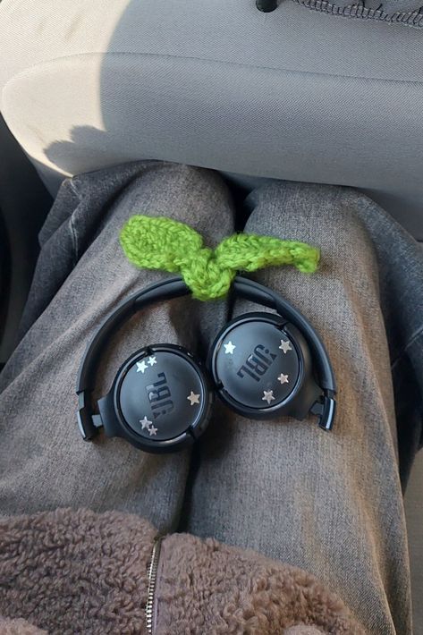 Decorating Headphones Aesthetic, Black Jbl Headphones Aesthetic, Over Ear Headphones Aesthetic, Jbl Headphones Outfit, Jbl Headphones Aesthetic, Headphone Ideas, Boba Aesthetic, Headphone Outfit, Headphone Decoration