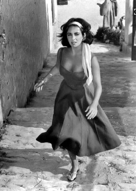 Behind-the-Scenes Pictures of Elizabeth Taylor on the Set of 'Suddenly, Last Summer' (1959) ~ vintage everyday Suddenly Last Summer, Klasik Hollywood, Liz Taylor, Actrices Hollywood, Sophia Loren, Elizabeth Taylor, Iconic Women, Look Vintage, Vintage Hollywood