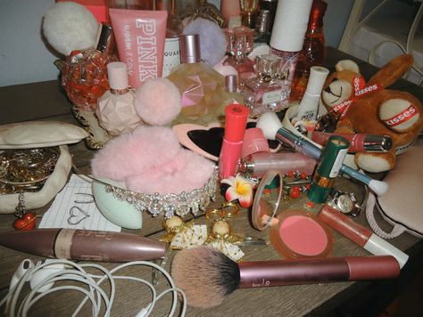 Vintage Date Aesthetic, Room Pictures Aesthetic, Messy Things Aesthetic, 90s Vanity, Lux Aesthetic, Messy Life Aesthetic, Messy Pink Aesthetic, Gyaru Room Aesthetic, Messy Girl Room