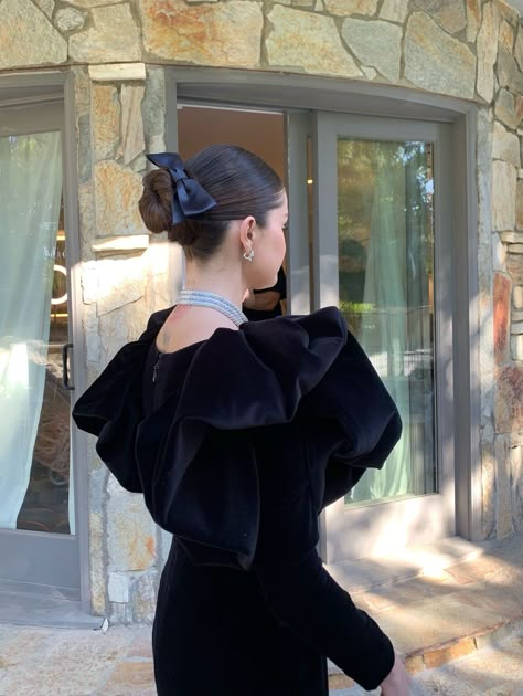 Selena Gomez's Hair Accessory at the SAG Awards Selena Gomez Hair, Selena Gomez Photoshoot, Selena Gomez Outfits, Selena Gomez Photos, Selena G, Sag Awards, Marie Gomez, Celebrity Dresses, Bun Hairstyles