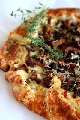 Must Try recipes: mushroom ricotta tart Mushroom Ricotta, Fresh Herb Salad, Ricotta Tart, Entertaining Food, Herb Salad, God Mat, A Pizza, Tart Recipes, Deep Dish