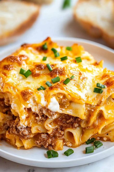 Sour Cream Noodle Bake - Insanely Good Easy Dinner Recipes With Noodles, Food With Sour Cream, Pasta Casserole Recipes For Dinner, Ground Beef And Cream Cheese Recipes, Beef Lombardi Casserole, Ground Pork Noodles, Bake Dinner Recipes, Beef And Pasta Recipes, Casseroles With Ground Beef