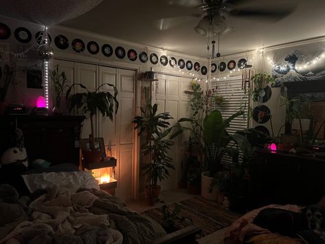 Bedroom Edgy Aesthetic, Dark Indie Room Aesthetic, Dark Artsy Bedroom, Small Room Ideas Aesthetic Vintage Dark, Bohemian Grunge Bedroom, Earthy Grunge Room, Dark Bedroom Aesthetic Grunge, Grunge Bedroom Ideas, Grunge Bedroom