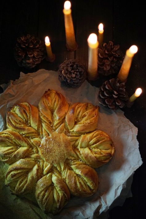 Solstice Bread, Sabbat Recipes, Winter Solstice Decorations, Solstice Decorations, Winter Solstice Party, Yule Winter Solstice, Summer Solstice Party, Yule Celebration, Solstice Party