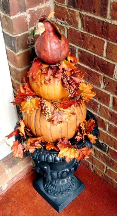 Pumpkin Tower, Cement Pumpkins, Fall Topiaries, Urban Gardening Ideas, Fall Yard Decor, Outside Fall Decor, Flea Market Gardening, Thanksgiving Harvest, Harvest Decor