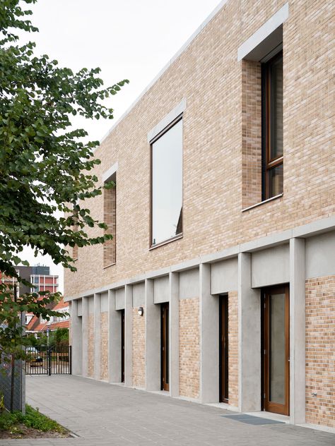 Architecture Brick Facade, Brick School Architecture, School Architecture Facade, Brick Facade Architecture Modern, Brick Architecture, Brick Facade, School Building, Brick Building, Facade Architecture