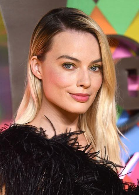 margot robbie dark roots blonde hair Blond With Dark Roots, Grown Out Roots, Grown Out Blonde Hair, Margot Robbie Makeup, Margot Robbie Hair, Roots Blonde Hair, Bleached Blonde, Blonde Hair With Roots, Dark Roots Blonde