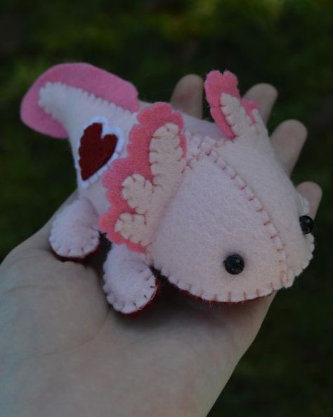 Cute Felt Sewing Projects, Mini Felt Plushies, Axolotl Felt Pattern, Felt Plushie Ideas, Diy Felt Stuffed Animals, Cute Hand Sewing Projects, Sewing Projects Animals, Crafts For Bffs Diy, Handmade Plushies Diy