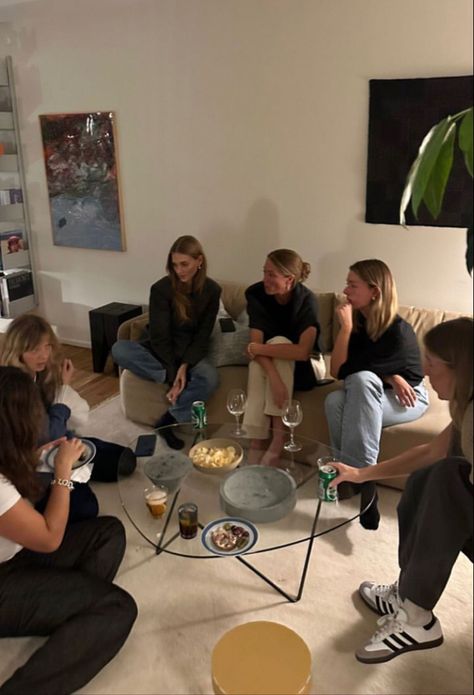 Scandinavian dinner party scandi girls fashion college party aesthetic board game night sleepover aesthetic Female Friendship, Uni Life, Friends Gathering, Home Aesthetic, Friends Aesthetic, Gal Pal, Friendship Goals, Perfect Life, Future Life