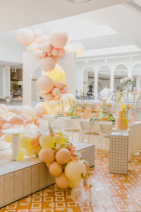 Bridal Shower Inspo, Daisy Party, Spring Bridal Shower, Tropical Bridal Showers, Tropical Bridal, Bridal Shower Inspiration, Pastel Balloons, Shower Inspiration, Bridal Shower Brunch