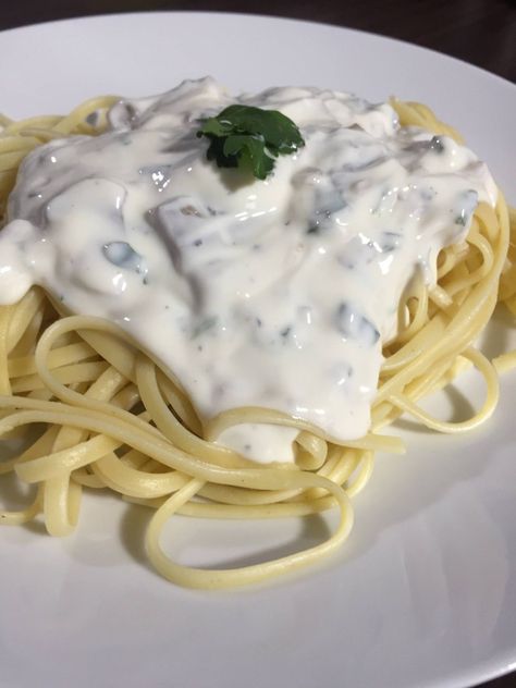 Una de mis recetas favoritas, porque nadie se resiste a una buena pasta con salsa.  Mira como se hace! Yogurt, Spaghetti, Pasta, Collage, Ethnic Recipes, Pins