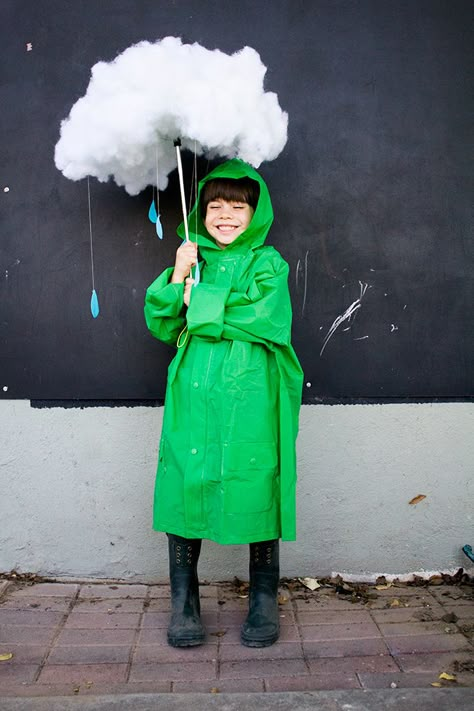 Follow this simple tutorial on how to make your own rain cloud Halloween costume Bring a little sunshine to those around. DIY Rain Cloud Costume, Rain Costume, Diy Costumes Kids Boys, Cloud Costume, Diy Fantasia, Carnaval Costume, Easy Diy Costumes, Diy Costumes Kids, Diy Kostüm