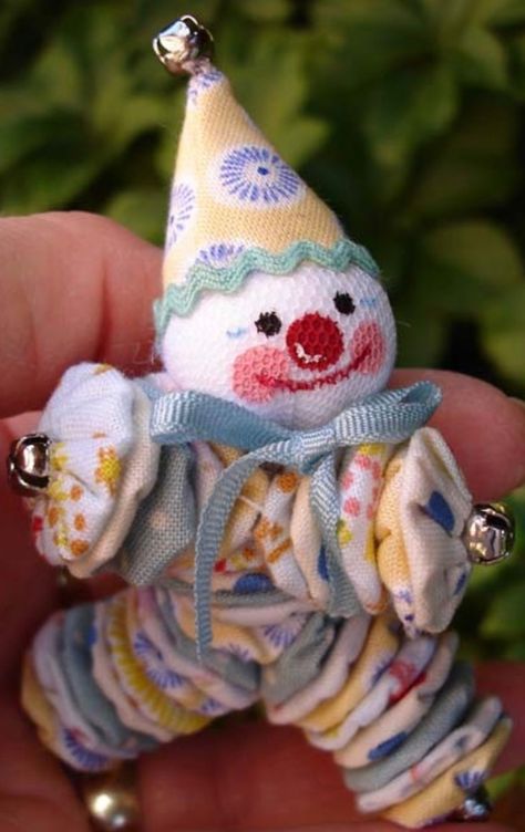 Yo Yo Quilt, Clown Doll, Cute Clown, Vintage Clown, Yo-yos, A Clown, Cute Stuffed Animals, Cute Crafts, Softies