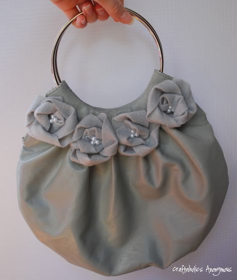 felt flowers Felt Flowers Patterns, Felt Flower Tutorial, Diy Purses, Louis Vuitton Handbags Outlet, Flowers Felt, Felt Flowers Diy, Flower Handbag, Sew Bags, Craft Flowers