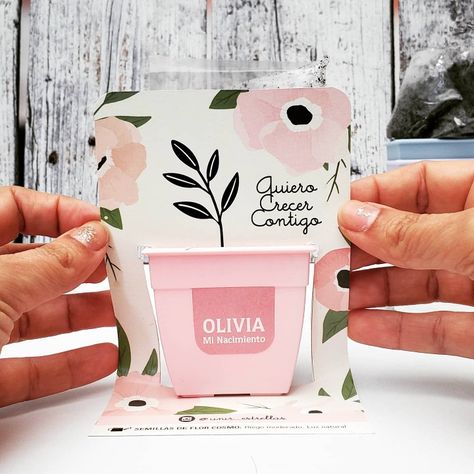 Souvenir ideal para primer añito . Maceta + Tierra + Semillas de flores Cosmos #1año #souvenir #kitdesiembra Souvenirs Primer Anito Nena, Souvenirs Baby Shower Originales, Primer Anito, Souvenir Baby Shower, Baby Shower Souvenir, Ideas Souvenirs, Kids Giveaway, Baby Souvenir, Souvenir Ideas