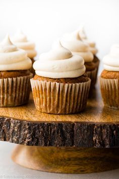 Super moist and easy pumpkin spice cupcakes with delicious cream cheese frosting on top! Easy recipe on sallysbakingaddiction.com Pumpkin Cupcake Recipes, Sallys Baking, Pumpkin Cupcake, Cream Cupcakes, Cupcakes With Cream Cheese Frosting, Overnight Oat, Sally's Baking, Salty Cake, Delicious Cream