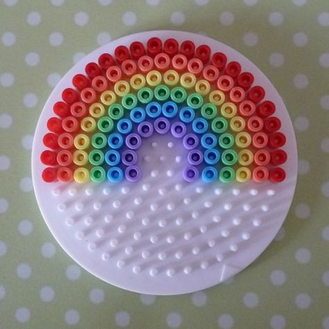 Rainbow Perler Beads Pattern on a Circle Pegboard Hama Fused Påskeaktiviteter For Barn, Perler Beads Pattern, Perler Bead Designs, Bead Rainbow, Melt Beads Patterns, Hamma Beads Ideas, Easy Perler Bead Patterns, Melty Bead Patterns, Pearl Beads Pattern