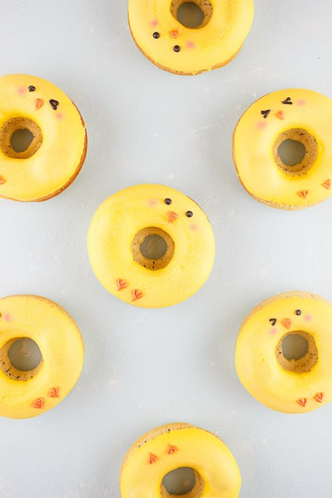 Your breakfast will taste just festive as it looks with these lemon poppy seed chick doughnuts! Donat Glaze, Donut Decorating Ideas, Fancy Donuts, Food Easter, Easter Desserts, Lemon Poppy Seed, Cute Donuts, Lemon Poppy, Easter Chick