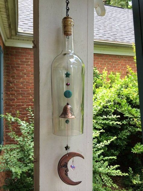 Bottle Chimes, Carillons Diy, Wine Bottle Project, Wine Bottle Wind Chimes, Glass Bottle Diy, Wine Bottle Corks, Bottle Craft, Diy Wind Chimes, Wine Bottle Art