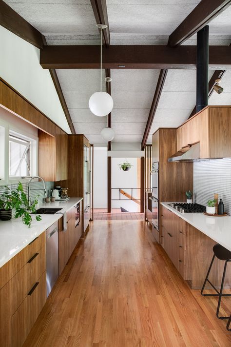 40 Mid Century Modern Kitchens With Tips And Photos To Help You Design Yours Kitchen Open Concept, Mid Century Modern Kitchen Design, Kitchen Wall Units, Galley Kitchen Design, Modern Kitchen Remodel, Galley Kitchens, Kitchen Open, Kitchen Cabinet Styles, Mid Century Modern Kitchen