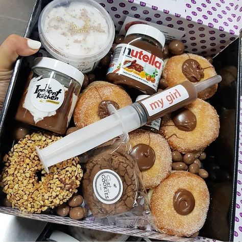 Nutella Gift Box 🍫 Who would you Gift it to? Tag your ❤️ friends. By 🌟 @dessertboxes Nutella Gift, Nutella Gifts, Mini Nutella, Instagram Username Ideas, Tag Your Friends, Sweet Gifts, About Love, Delicious Food, Food Inspiration