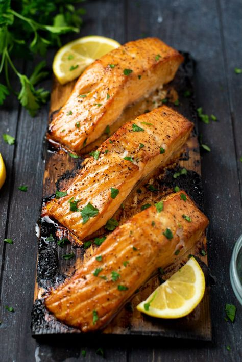 Cedar Plank Grilled Salmon, Plank Salmon, Bbq Salmon, Cedar Plank Salmon, Grilled Salmon Recipes, Easy Salmon Recipes, Baked Salmon Recipes, Cooking Salmon, Grilled Fish