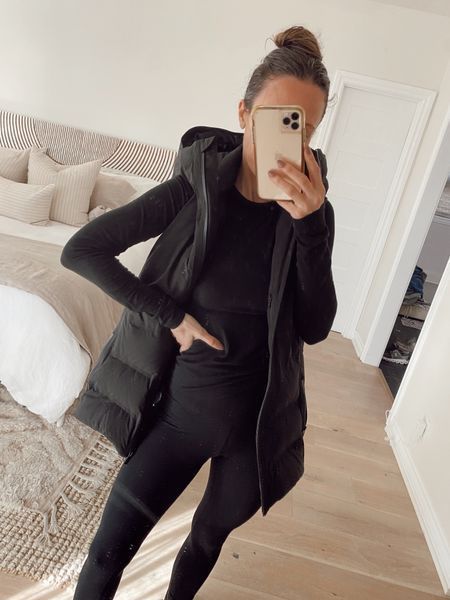 Long Black Puffer Vest Outfit, Black Puff Vest Outfit, All Black Athleisure, Long Puffer Vest Outfit, Black Puffer Vest Outfit, Cozy Athleisure, Oversized Puffer Vest, Black Long Sleeved Shirt, Waist Vest