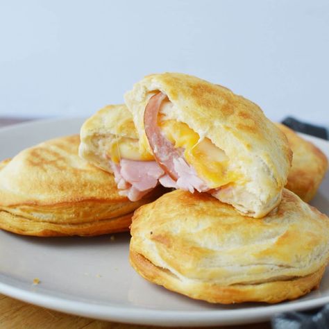 Air fryer ham and cheese biscuit sandwiches are a fast and easy 3-ingredient sandwich that is a kid's lunchbox favorite! Make this easy air fryer snack in a matter of minutes! Ready to serve in less than 10 minutes these make a great air fryer lunch recipe you will love. Air Fryer Biscuit Sandwich, Biscuit Ham And Cheese, Air Fryer Ham, Biscuit Sandwiches, Air Flyer, Cheese Biscuit, Air Fryer Recipes Breakfast, Frozen Biscuits, Keto Dishes