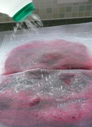 wet felting tutorial Soap Flakes, Wet Felting Tutorial, Felt Making, Sushi Mat, Tovad Ull, Milk Container, Felting Tutorial, Bubble Bubble, Wet Felting Projects