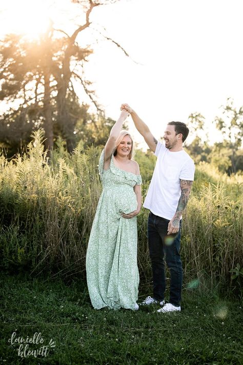 Maternity Photo Shoot Prompts, Maternity Prompts Photography, Maternity Photo Prompts, Natural Pregnancy Photos, Pregnancy Photos Nature, Maternity Prompts, Natural Maternity Photos, Maternity Photography Poses Couple, Pregnancy Photos Couples