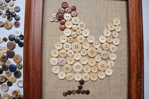 Button Chicken Art, Craft Pictures, Button Wall Art, Button Art Projects, Craft Signs, Button Craft, Chicken Art, Coffee Crafts, Crafts With Pictures