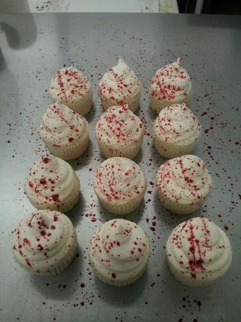 Horror Themed 40th Birthday, Horror Birthday Decorations, Blood Splatter Cupcakes, Halloween Party Inspo Aesthetic, Horror Themed Birthday Party Food Ideas, 18th Birthday Halloween Party, 80s Slasher Party, Scream Birthday Party Theme, A24 Themed Party