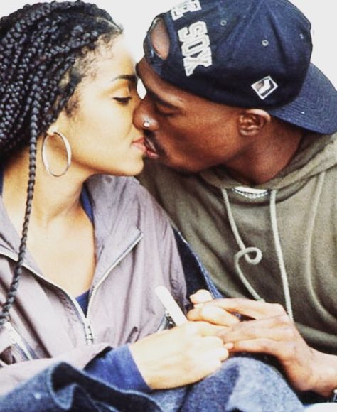 Janet Jackson & Tupac Shakur in Poetic Justice (1993). 90s Couples, Looks Hip Hop, Hair Clips 90s, African Tattoo, Tupac Pictures, Afrikaanse Kunst, 90s Hip Hop Fashion, Black Love Couples, Poetic Justice