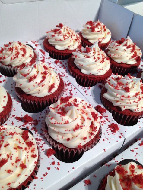 Red velvet cupcakes with cream cheese frosting Cupcakes Decoration Red Velvet, Decorated Red Velvet Cupcakes, 19 Birthday Cupcakes, Red Cupcakes Decoration, Red Velvet Cupcakes Aesthetic, Red Velvet Cupcakes Decoration, Red And White Cupcakes, Comidas Halloween, Red Velvet Birthday Cake