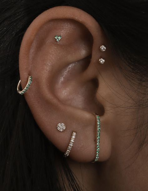 Ear Piercings Inspiration Baddie, Snake Bite Ear Piercing, Snake Bite Piercing Ear, Aesthetic Piercings, Ear Stacks, Flat Piercing, Ear Art, Cool Ear Piercings, Pretty Ear Piercings