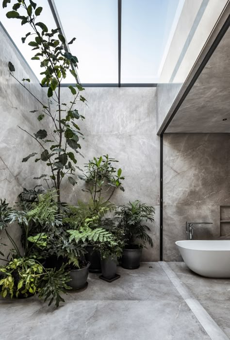 A bathroom in Esrawe Studio's Casa Sierra Fría. English Bathroom, Houses In Mexico, Glazed Walls, Easy Backdrops, Red Brick House, Built In Furniture, Concrete House, Modern French, Patio Interior