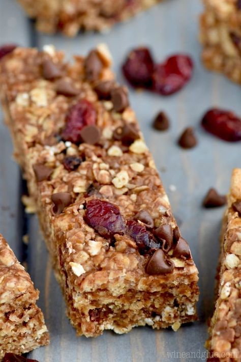 These Homemade Chewy Granola Bars can be made in about 10 minutes, and they are a delicious snack perfect for on the go! Homemade Chewy Granola Bars, Mary Berry Desserts, Granola Bar Recipe Chewy, Chewy Granola Bars Homemade, Easy Granola Bars, Granola Recipe Homemade, Chewy Granola Bars, Granola Recipe Bars, Chewy Granola