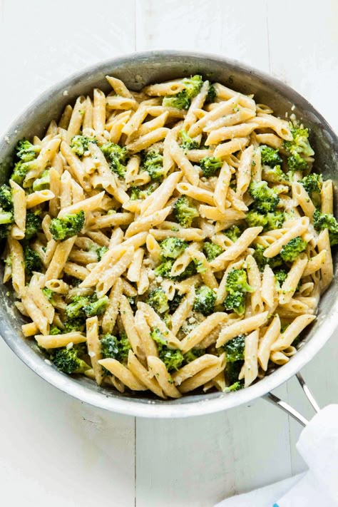 One Pot Broccoli Alfredo Pasta - halved pasta, 3 cups water, 1 cup milk, half a block of creme cheese (microwaved for 2 min) Broccoli Alfredo Pasta, Pasta And Broccoli, Recipe With Broccoli, Pasta Con Broccoli, Summer Pasta Recipes, Resep Pasta, Pasta Alfredo, Broccoli Alfredo, One Pot Pasta Recipes