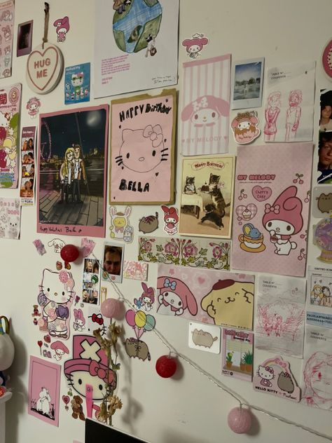 Room Posters Hello Kitty, Sanrio Room Poster, Sanrio Posters Aesthetic Room, Sanrio Aesthetic Room, Cute Room Inspo Sanrio, Sanrio Wall Decoration, Sanrio Wall Decor, Bedroom Hello Kitty, Kawaii Cork Board