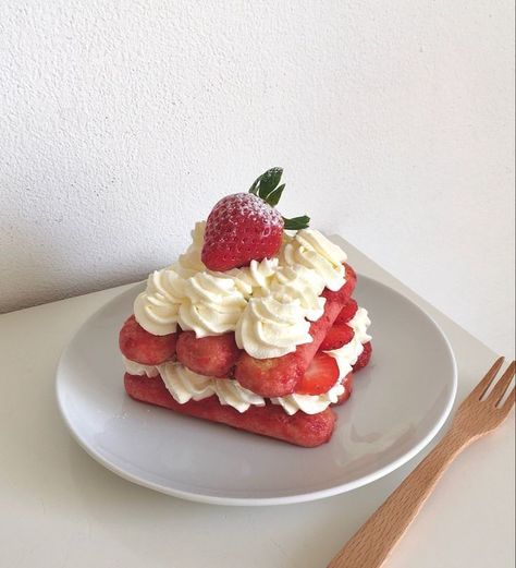 Strawberry Tiramisu Aesthetic, Tiramisu Aesthetic, Tiramisu Strawberry, Strawberry Tiramisu, Pretty Dessert, Cute Desserts, Dessert Drinks, Strawberry Cake, Sweet Desserts