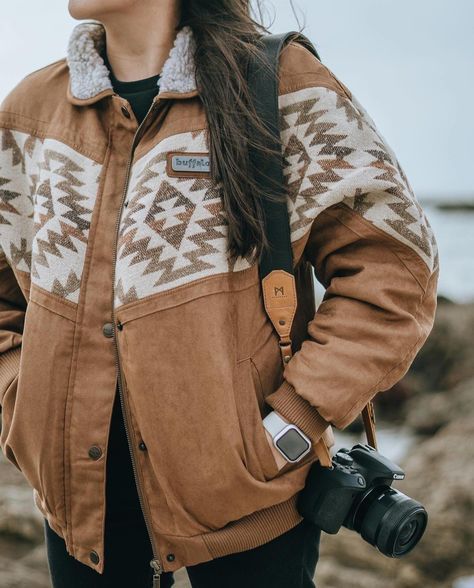 #ChristmasBarnJacket #HolidayOuterwear #FestiveFashion #WinterStyle #CozyChristmas #BarnChic #HolidayJacket #RusticFashion #CountryChristmas #BarnJacket Rustic Outfit For Women Casual, Christmas List Western, Western Boho Outfits Winter, Southwestern Fashion, Western Jackets, Christmas Barn, Looks Jeans, Western Fits, Barn Jacket