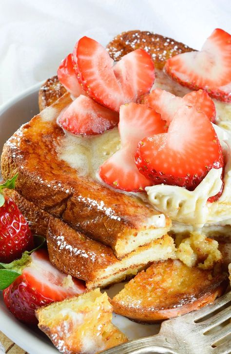 Strawberry Marscapone, Easy Baked French Toast, Strawberry French Toast Bake, Baked French Toast Recipe, Oven Baked French Toast, Easy French Toast Bake, French Toast Bake Overnight, Strawberry French Toast, Easy French Toast Recipe