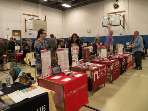 College Fair Table Display, College Fair Booth Ideas, Career Fair Table Ideas, Club Fair Booth Ideas, Career Fair Booth Ideas, Job Fair Booth, Promotion Table, College Information, College Club