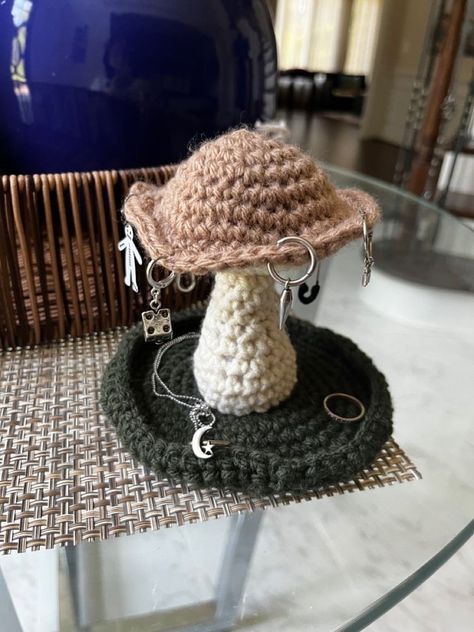 Knitted Earring Holder, Cottagecore Jewelry Holder, Crochet Grunge Aesthetic, Grunge Fairycore Crochet, Knit Jewelry Holder, Fairycore Crochet Ideas, Crochet Room Aesthetic, Omazingpaige Crochet, Fairycore Knitting