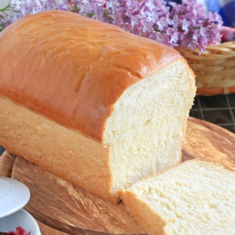 Make the softest and fluffiest White Loaf Bread without using commercial or synthetic bread softener at all using this recipe. Nothing beats healthy and homemade bread! Soft Bread Recipe, Foxy Folksy, Homemade White Bread, White Bread Recipe, Cooking Bread, Breakfast Toast, Bread Recipes Sweet, Bread Board, Sandwich Bread