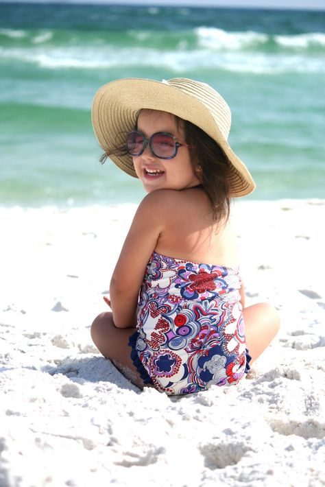 Keeping sun safe in Australia is a must for kids big & small. Beach Babies, Beach Pictures Kids, Photos Bff, Florida Panhandle, Lil Bro, Beach Pictures Friends, Family Beach Pictures, Beach Family Photos, Lil Sis