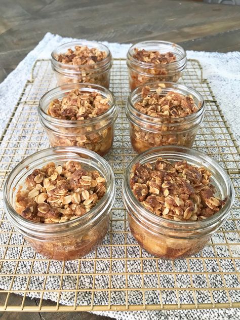 Mini Mason Jar Apple Crumbles (GF + DF) 3 Apple Pie In A Jar Recipe, Apple Mason Jar, Mason Jar Baking, Mason Jar Desserts Recipes, Gluten Free Apple Cake, Mason Jar Lunch, Crumble Cookie Recipe, Gluten Free Apple Crisp, Mini Mason Jar