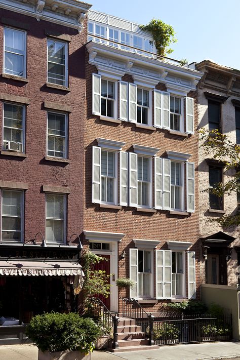 Levy Townhouse New York Modern Apartment, Modern Apartment Exterior, Townhouse Aesthetic, Townhouse New York, Build Bloxburg, New York Brownstone, Townhouse Renovation, Terrace Houses, Brooklyn Townhouse